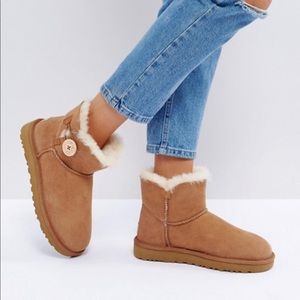 Ugg’s Mini Bailey with Button in Chestnut